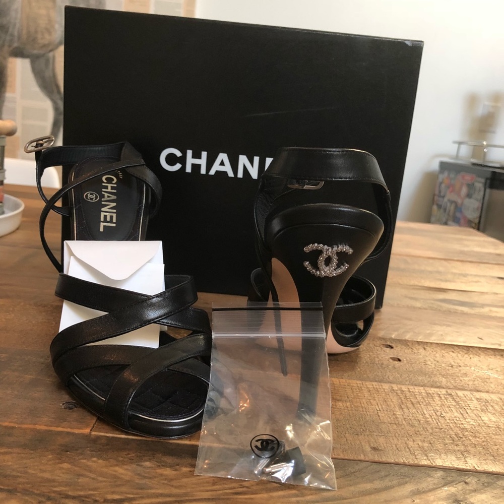 BRAND NEW CHANEL HEELS NEVER WORN 👏🏻👏🏻